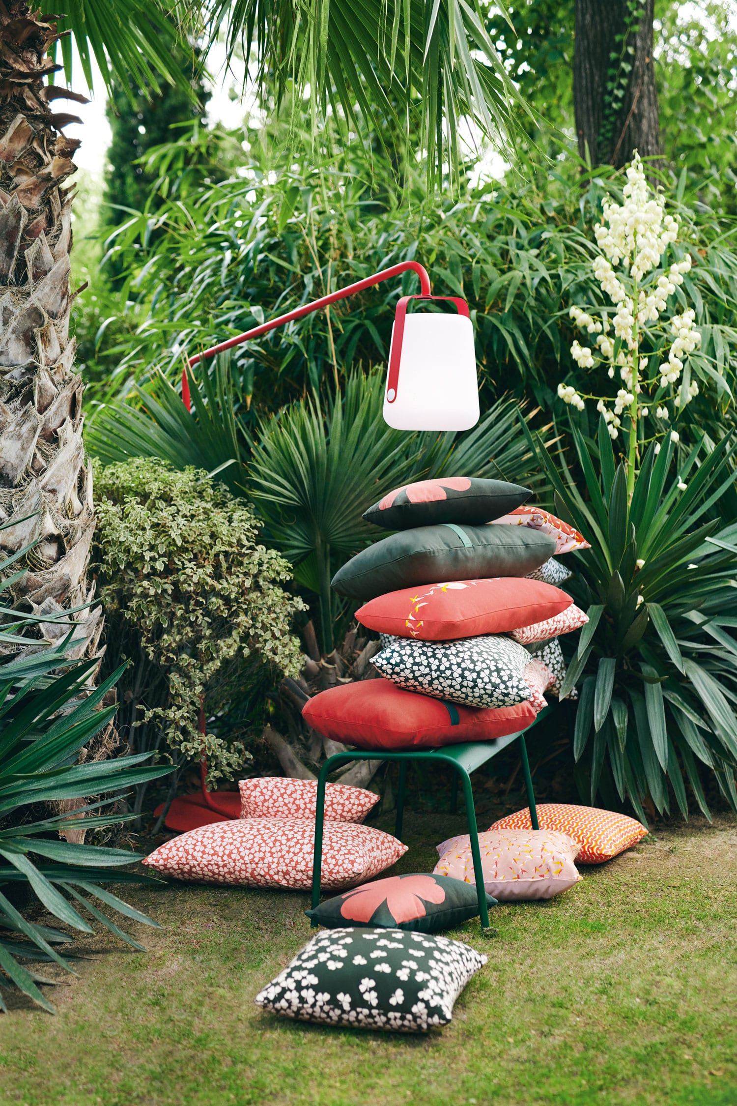 My Chic Résidence - tendance outdoor 2019 pile de coussins fermob