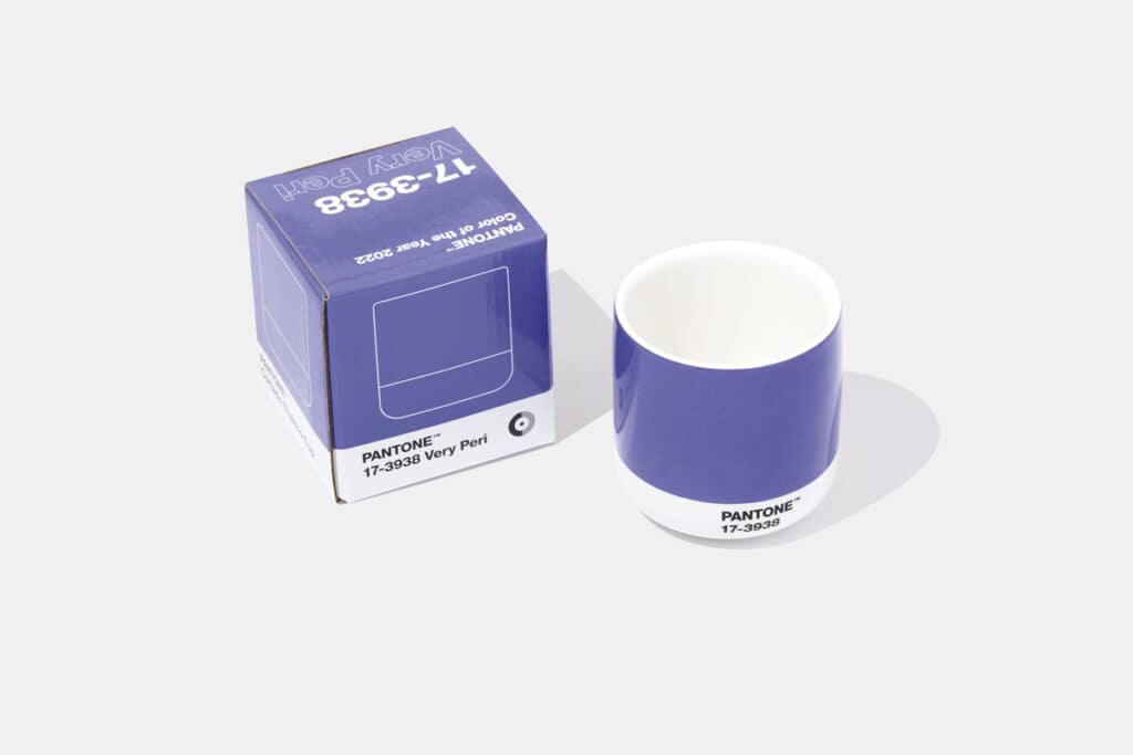 My Chic Résidence - Very Peri - La couleur 2022 Pantone, donne le ton tasse de la marque pantone