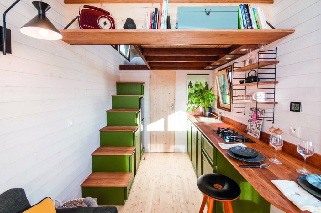 My Chic Résidence - tiny house escalier coin repas