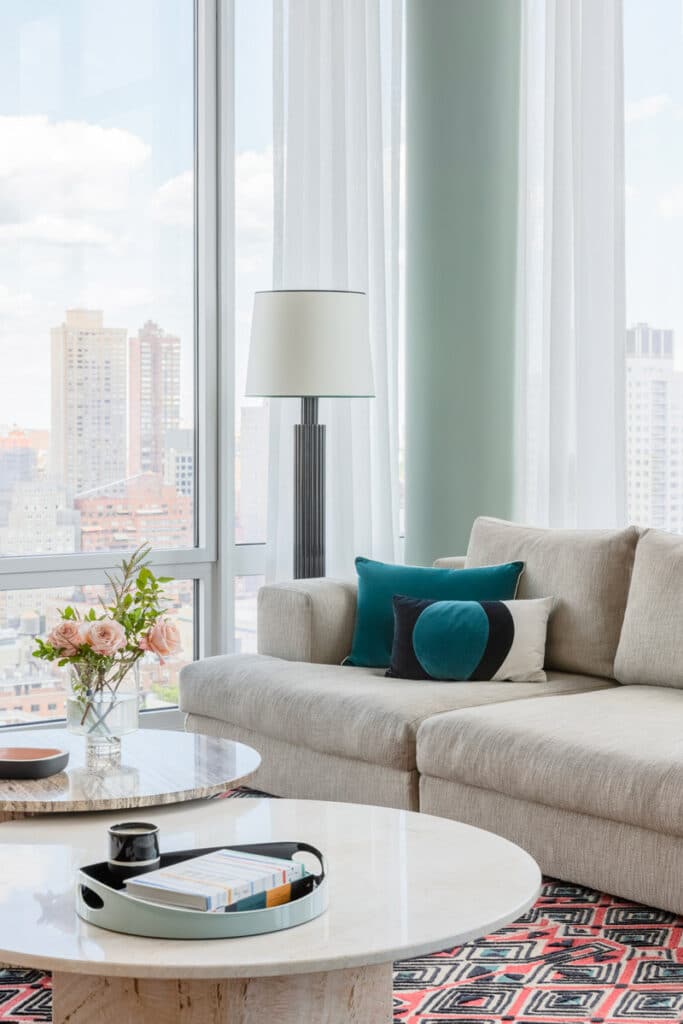 My chic Résidence - Appartement new yorkais re decoré par studio Maison Sarah Lavoine salon