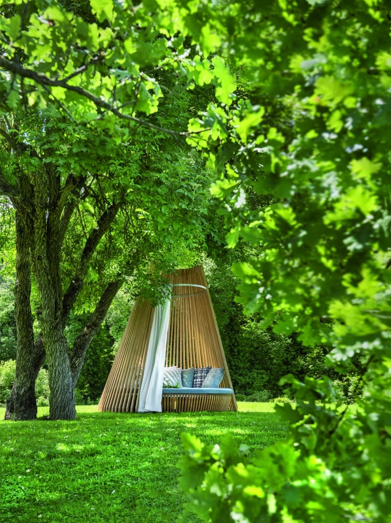 My Chic Résidence - Tous dehors : tendance mobilier de jardin mobilier bed extérieur dans un jardin verdoyant