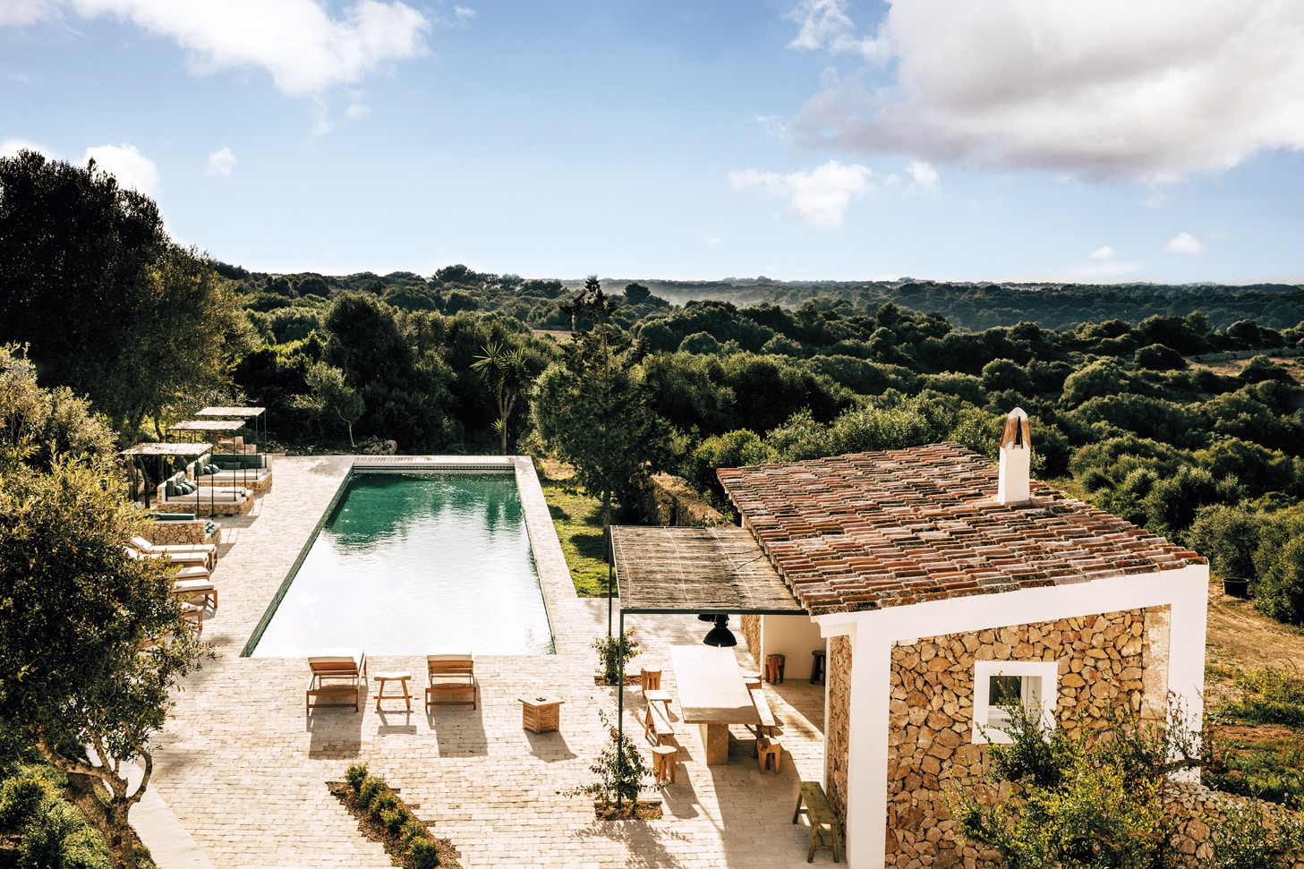 My Chic Résidence - Es Bec d’Aguila : Réhabilitation d’une finca à Minorque vue de haut piscine et cuisine exterieure