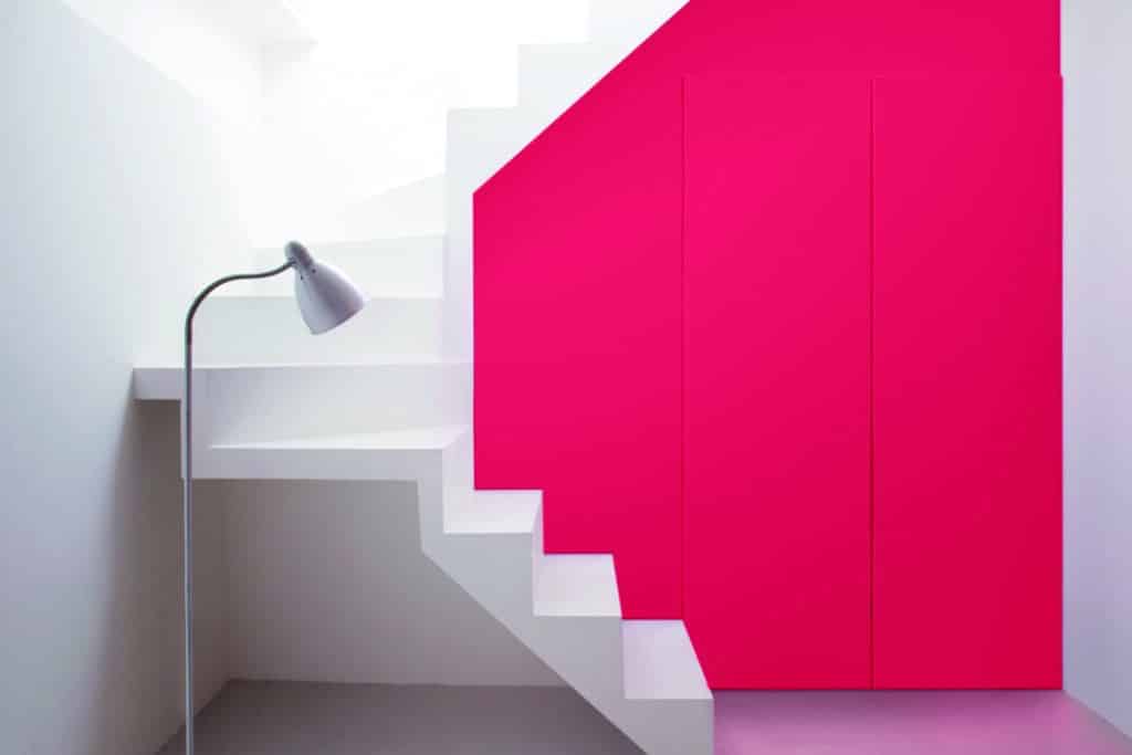 My Chic Résidence - Viva Magenta Pantone Color mur avec escalier