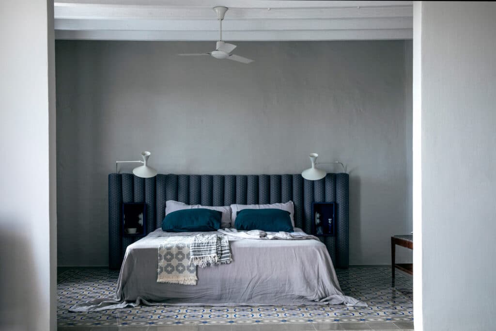 My Chic Résidence - Es Bec d’Aguila : Réhabilitation d’une finca à Minorque chambre sombre