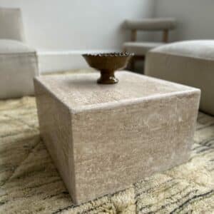 My Chic Résidence - Boutique table carré plein Travertin 40 cm dans un salon zoom