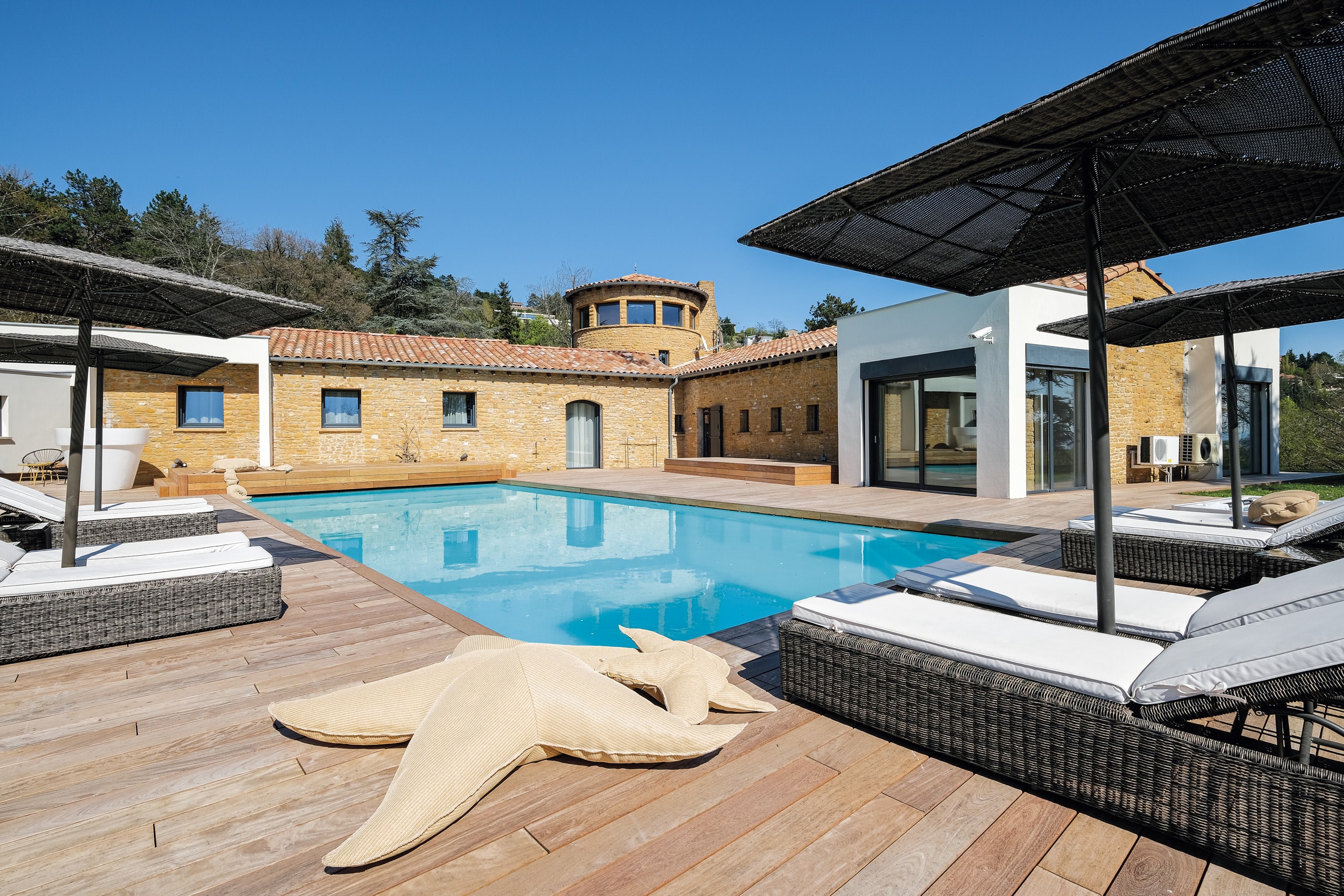 My Chic Résidence - Propriété d'exception Monts d'Or pièce de vie piscine terrasse