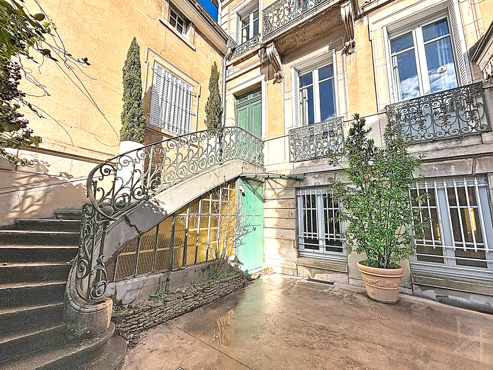 MAISON DE CARACTÈRE RÉNOVÉE DANS UNE BÂTISSE DU XIXÈME SIÈCLE